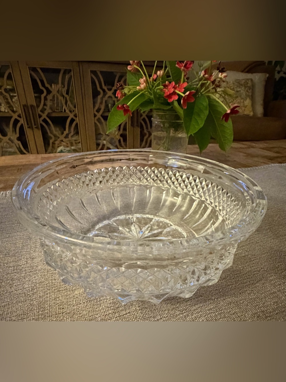 Clear Cut Glass Serving Bowl - Elegant Crystal-Style Design